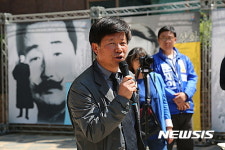 문재인 후보 지지선언서 대표발언하는 김용락 교수