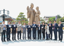 새로운 랜드마크…남원 광한루원에 춘향·이도령 조형물 제막
