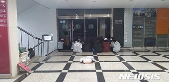 동덕여대 학생들, '학과 통폐합 반대' 본관 점거 돌입
