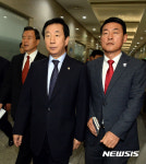 정론관 이동하는 김성태 의원