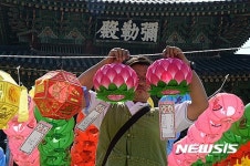소원 담은 연등 매달아 드려요