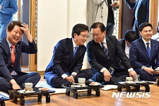 김부겸과 이야기 나누는 유승민