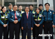 홍준표 대선 후보 경찰 지구대원들과 기념촬영