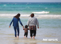 황금연휴 맞은 제주 함덕 바다