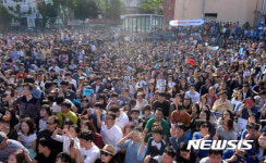 오동동문화광장 유세에 가득 모인 시민들