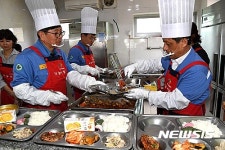 광양제철소 어버이날 맞아 무료 급식 봉사
