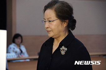 권양숙 여사 김해 진영서 투표