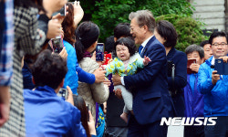 아이 안아든 문재인 후보