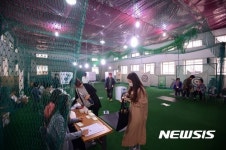 투표하는 유권자들