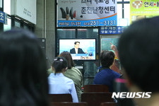 춘천시외버스터미널 선거방송 지켜보는 시민들