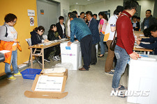 원주종합체육관에 투표함 속속 도착