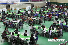 개표 준비하는 춘천시 호반체육관 개표장