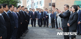 경호 경찰관들 인사 받는 문 대통령