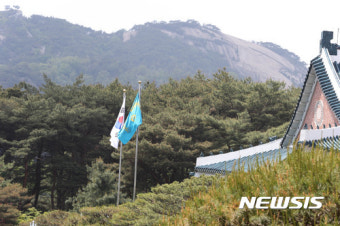 청와대 본관에 게양된 봉황기