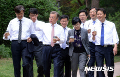참모진과 산책하는 문재인 대통령