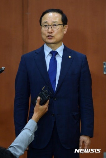 원내대표 출마 선언 후 브리핑하는 더민주 홍영표 의원