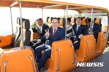 에코랜드 개장···모노레일 타는 남유진 구미시장