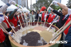 어려운 이웃을 위해 쌀을 붓자