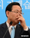 안경 고쳐쓰는 주호영