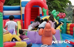 서동축제서 즐거운 한 때 보내는 어린이들