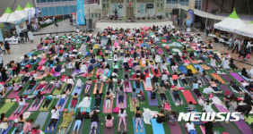 800여 요가인들의 몸짓