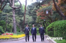 여민관으로 출근하는 문재인 대통령