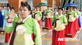 선서하는 외국인 학생들