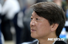 영상 시청하는 안철수