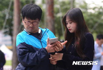 '의사소통 기기 없이는 힘든 기자회견'