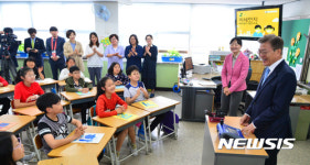 밝은 표정으로 대화하는 문재인 대통령