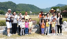 충주 희망둥이 탄생 기념식수 함께한 가족들