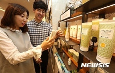 롯데百, 부부의날 기념 이벤트…SNS에 웨딩사진 올리면 T.G.I 식사권 추첨