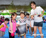 어린이 은어잡기에 기뻐하는 선생님