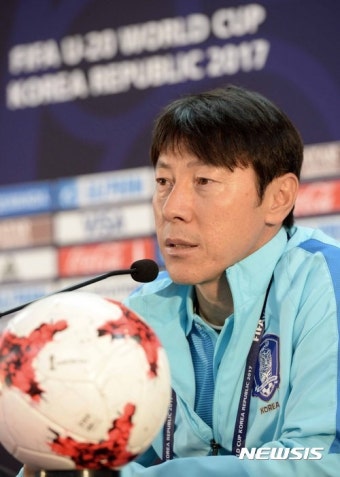 기니전 앞두고 공식기자회견 참석한 신태용 감독