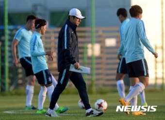 기니전 구상하는 신태용 감독