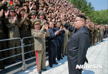 북한 김정은 위원장, 화성-12 개발자 초청