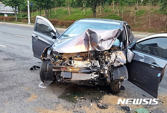 승용차 중앙분리대 들이받아 2명 사상