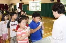 일산화탄소 측정해보는 학생들