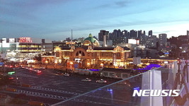 [스케치]파란 오작교로 변한 서울로7017…이색 데이트코스