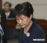 올림머리한 박 전 대통령