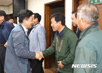 악수를 하고 있는 원희룡 제주지사
