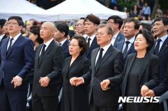 임을 위한 행진곡 부르는 문 대통령