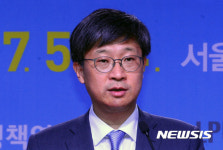 개회사하는 이원우 교수