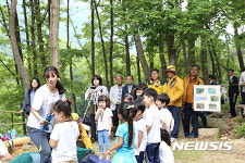 칠곡, 토리유아숲체험원 개원···애벌레 체험하는 원생들