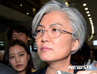 첫 외교 여성 사령탑 강경화 후보자 귀국
