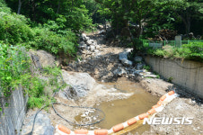 파헤쳐진 용문사 계곡