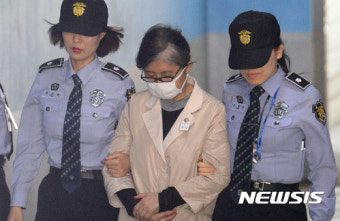 고개 숙인채 법정 향하는 최순실