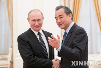 푸틴, 중국 왕이 부장과  회동…북핵 등 협력 강화 약속