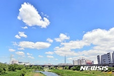 맑은 하늘과 뭉게구름 오랜만이야