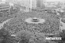 [37주년 5·18 결산(상)]문 대통령의 약속…되찾은 5월 광주의 위상